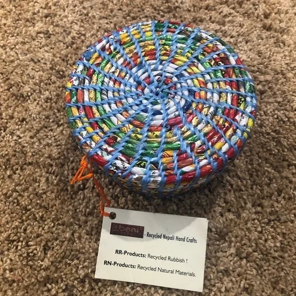 Beni Nepal / Set of 6 round coasters/ NWT/ with matching holder and lid - Picture 4 of 9